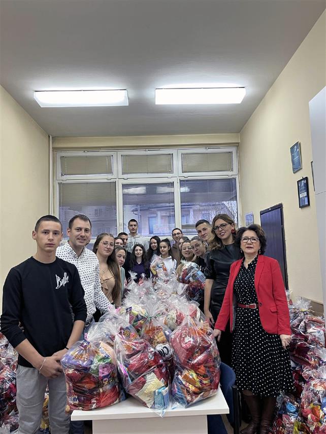 ПРЊАВОР, 27. ДЕЦЕМБРА /СРНА/ - Ученици Гимназије и Центра средњих школа /ЦСШ/ "Иво Андрић" Прњавор прикупили су слаткише за 320 новогодишњих пакетића намијењених дјеци из социјално угрожених породица са подручја Прњавора.