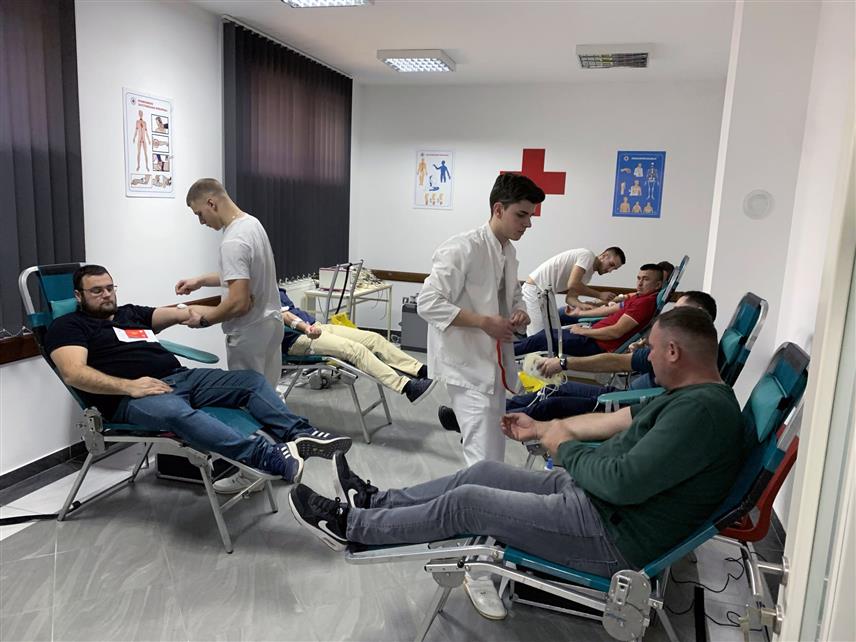 ПРЊАВОР, 27. ДЕЦЕМБРА /СРНА/ - У посљедњој овогодишњој акцији добровољног давања крви Градске организације Црвеног крста Прњавор данас је прикупљено 137 доза драгоцјене течности.