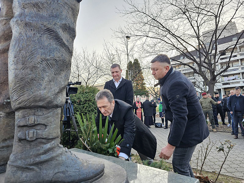 УГЉЕВИК, 27. ДЕЦЕМБРА /СРНА/ - У Угљевику је данас обиљежена 21 година од смрти легендарног ратног команданта Специјалне јединице Војске Републике Српске "Мандини лавови" Митра Максимовића Манде.