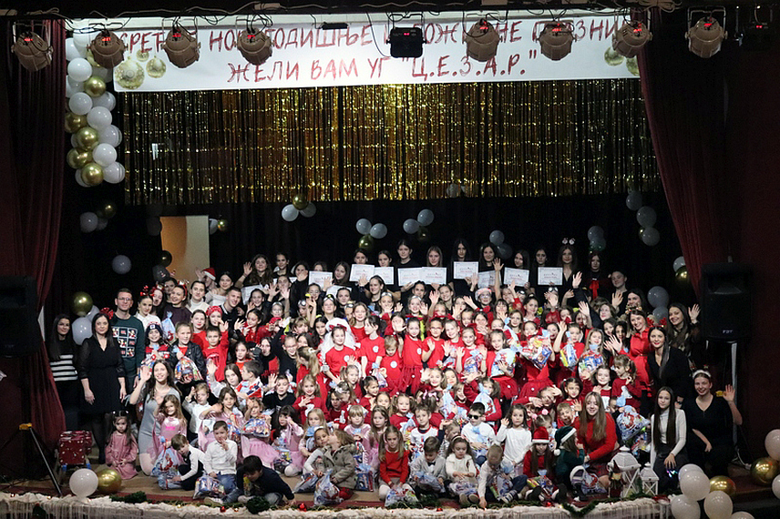 СРБАЦ, 27. ДЕЦЕМБРА /СРНА/ - У Дому културе "Угљеша Којадиновић" у Српцу вечерас је одржан завршни концерт Удружења грађана "Цезар" за ову годину, на којем је наступило око 160 чланова.