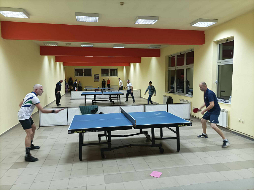 НОВИ ГРАД, 27. ДЕЦЕМБРА /СРНА/ - Новогодишњи турнир у стоном тенису окупио је у Новом Граду 26 учесника из овог мјеста, Приједора, Козарске Дубице и Бужима, који нису плаћали учешће већ су донирали пакетиће за социјално угрожену дјецу.