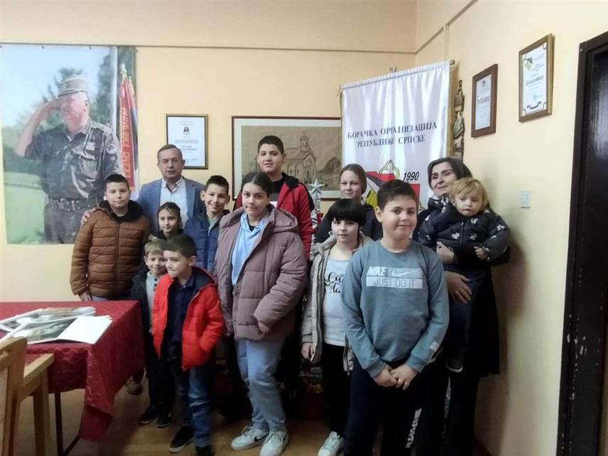 БРОД, 28. ДЕЦЕМБРА /СРНА/ - Општинска Борачка организација подјелила је 20 пакетића за дјецу бораца и ратних војних инвалида, чланова ове организације.