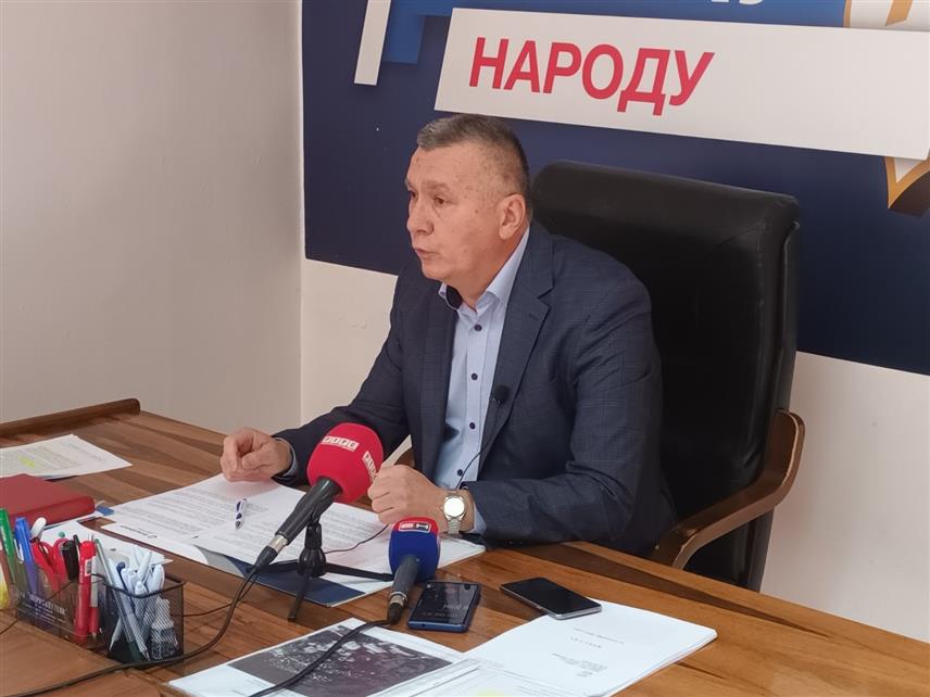 ЗВОРНИК, 28. ДЕЦЕМБРА /СРНА/ - Посланик СДС-а у Народној скупштини Републике Српске Драгомир Васић сматра да је подизање оптужнице против њега злоупотреба овлашћења поступајућег тужиоца Тужилаштва БиХ и да је ријеч о политики монтираној оптужници с циљем новог прогона њега и његове породице.