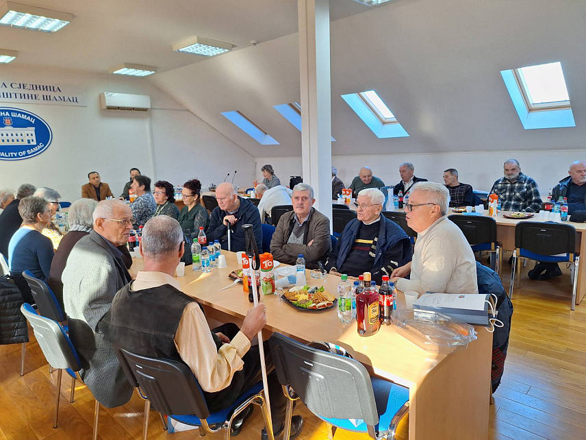ШАМАЦ, 28 ДЕЦЕМБРА /СРНА/ - У општини Шамац организован је пријем за 51 пензионера Општинске управе којима су уручени скромни поклони и новчани бон.