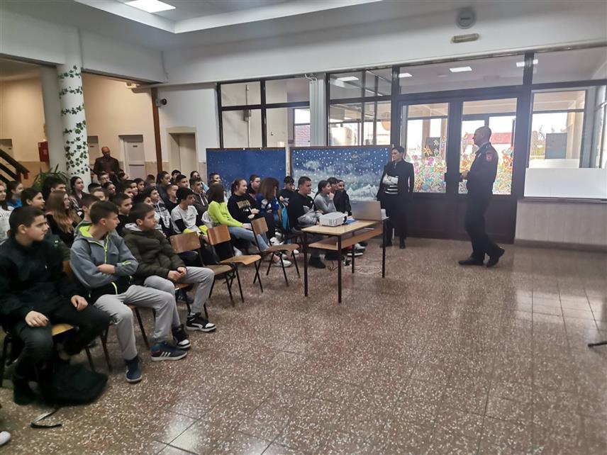 БИЈЕЉИНА, 28. ДЕЦЕМБРА /СРНА/ - Републичка кампања "Петарде нису играчке" промовисана је данас у Основној школи "Петар Петровић Његош" у Великој Обарској код Бијељине с циљем да се дјеца уочи предстојећих празника упознају о опасностима које могу проистећи ако се пиротехника неправилно користи.