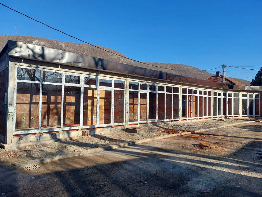 ДРВАР, 28. ДЕЦЕМБРА /СРНА/ - Завршена је прва фаза реконструкције и уређења градске пијаце у Дрвару вриједна око 306.000 КМ