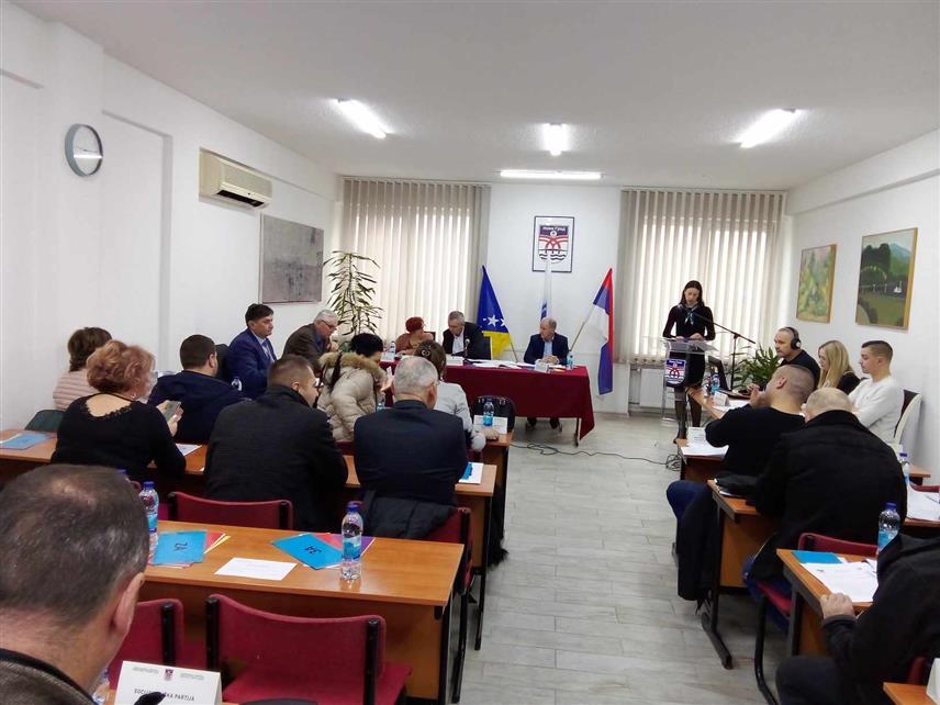 НОВИ ГРАД, 28. ДЕЦЕМБРА /СРНА/ - Сједница Скупштине општине Нови Град данас је након неколико пауза прекинута, а о наставку ће одборници накнадно бити обавијештени.