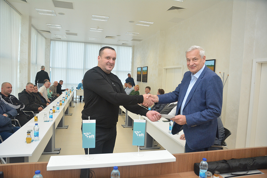 ДОБОЈ, 28. ДЕЦЕМБРА /СРНА/ - Компанија ЕФТ Рудник и Термоелектрана "Станари" изабрала је за најуспјешнијег радника у овој години Небојшу Лукића ангажованог на допреми угља и њему је уручена награда од 5.000 КМ.