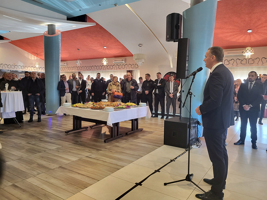 ПАЛЕ, 28. ДЕЦЕМБРА /СРНА/ - Начелник општине Бошко Југовић организовао је данас пријем за званице из друштвеног, културног, вјерског и политичког живота општине и града Источно Сарајево.