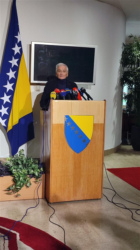 САРАЈЕВО, 28. ДЕЦЕМБРА /СРНА/ - Замјеник предсједавајућег Дома народа Парламентарне скупштине БиХ Никола Шпирић рекао је данас да би се БиХ већ сада "ухватила за кваку ЕУ" да су се сви у овој земљи држали лидерске позиције предсједника Републике Српске Милорада Додика.
