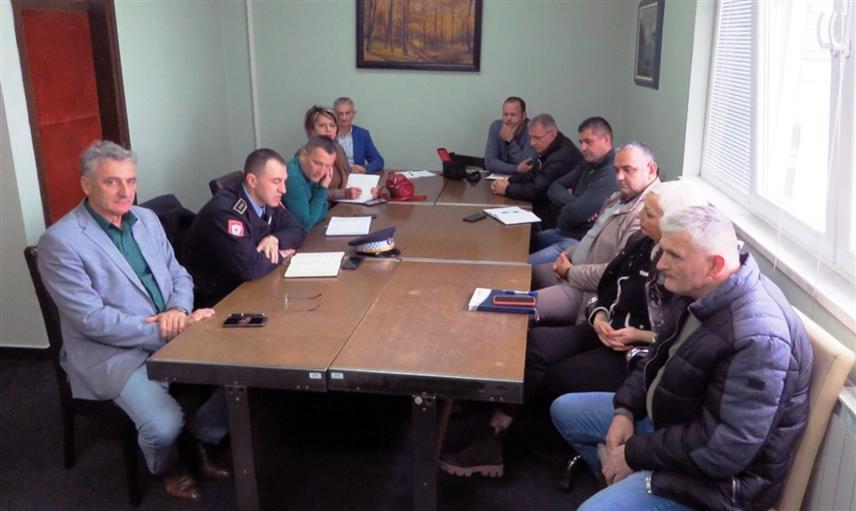 НЕВЕСИЊЕ, 28. ДЕЦЕМБРА /СРНА/ - Стање безбједности на подручју општине Невесиње је задовољавајуће, а у сузбијању неконтролисане употребе пиротехничких средстава ће се укључити и општинске инспекцијске службе, док ће у образовним установама дјеци бити предочене посљедице неправилне употребе тих средстава, рекао је данас командир Полицијске станице Невесиње Срђан Стајић током Форума за безбједност те општине.