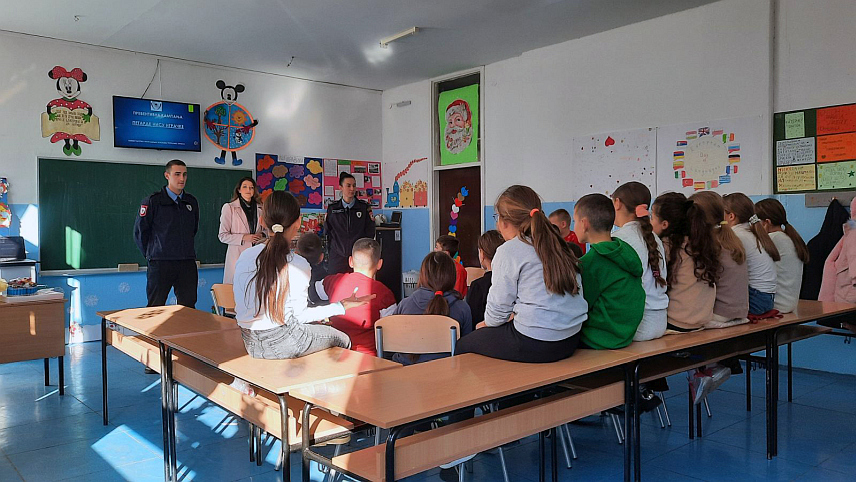 ТРЕБИЊЕ, 28. ДЕЦЕМБРА /СРНА/ - У основним школама у Требињу, Љубињу и Невесињу данас су одржана предавања за ученике током којих су им предочене најчешће негативне посљедице и опасности од употребе пиротехничких средстава, саопштено је из требињске Полицијске управе.