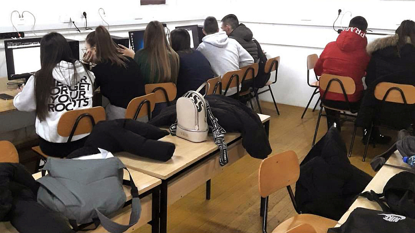 ПЕТРОВО, 28. ДЕЦЕМБРА /СРНА/ - Средњошколски центар у Петрову опремио је два нова кабинета информатике са по девет рачунара које је, у оквиру пројекта "Опремање васпитно образовних установа у Републици Српској рачунарском опремом и софтвером", омогућило Министарство просвјете и културе Републике Српске.
