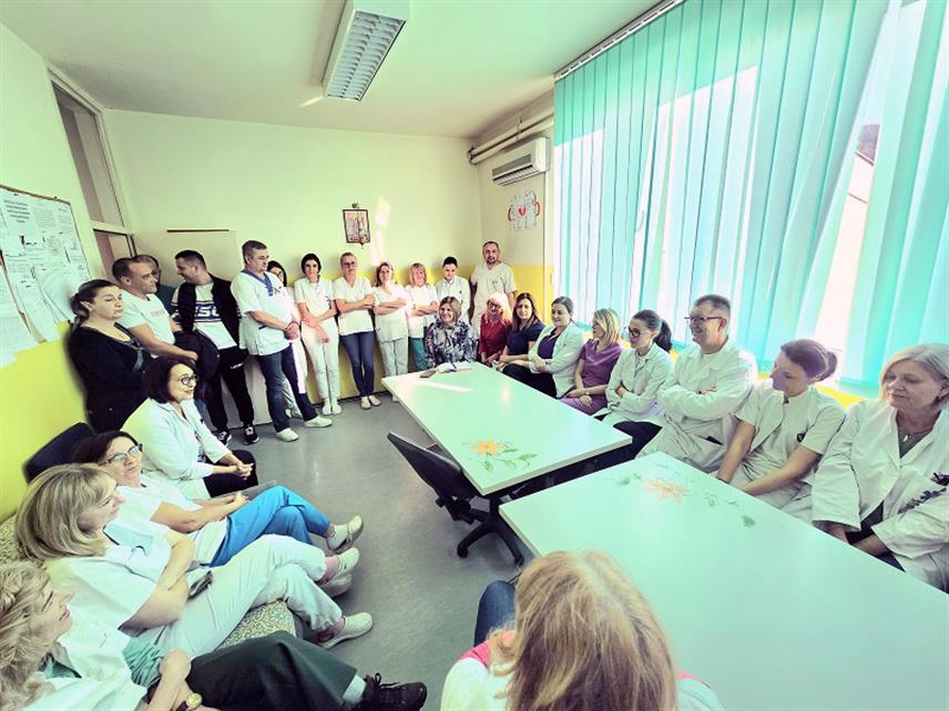 УГЉЕВИК, 28. ДЕЦЕМБРА /СРНА/ - Дом здравља у Угљевику са успјехом завршава годину у којој је опремљено новим санитетским возилом вриједним 132.000 КМ, које је донација Министарства здравља и социјалне заштите Републике Српске, и са планом да у наредној години набаве још један ултразвук, рекла је на празничном пријему директор ове здравствене установе Цвјетана Драгоњић.
