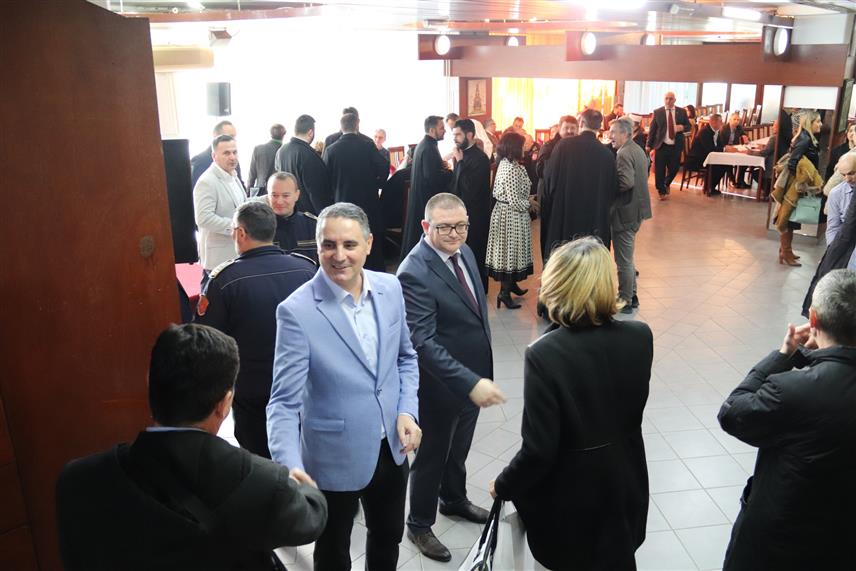 ДЕРВЕНТА, 28. ДЕЦЕМБРА/СРНА/- Градоначелник Дервенте Милорад Симић у Центру за културу уприличио новогодишњи пријем за представнике привредног, политичког, културног, спортског живота града те за представнике јавних предузећа и установа, полиције, Оружаних снага, вјерских институција и других званица.