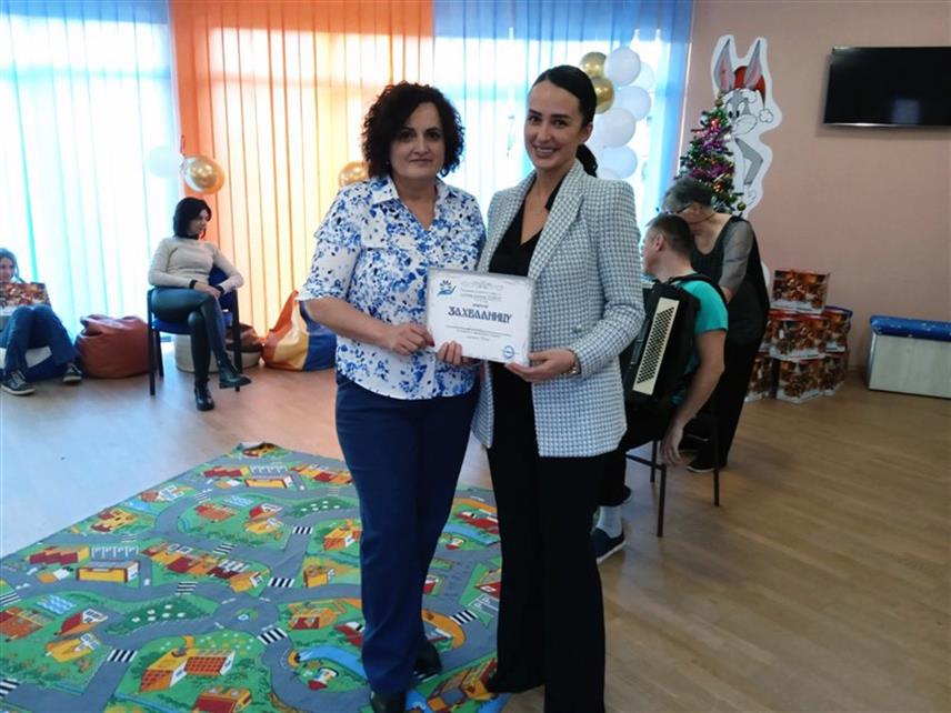СРБАЦ, 28. ДЕЦЕМБРА /СРНА/ - У Удружењу родитеља и дјеце са посебним потребама "Извор" из Српца данас је организовано новогодишње дружење, а малишане је обрадовао долазак Дједа Мраза који им је подијелио пакетиће.