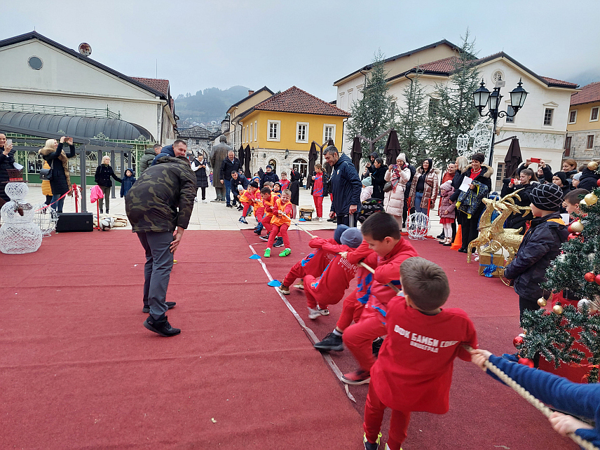 ВИШЕГРАД, 28. ДЕЦЕМБРА /СРНА/ - Позорница у Андрићграду на којој се одржава манифестација "Зимски дани Вишеграда“ окупила је данас велики број вишеградских основаца и средњошколаца који су били дио овог празничног догађаја.