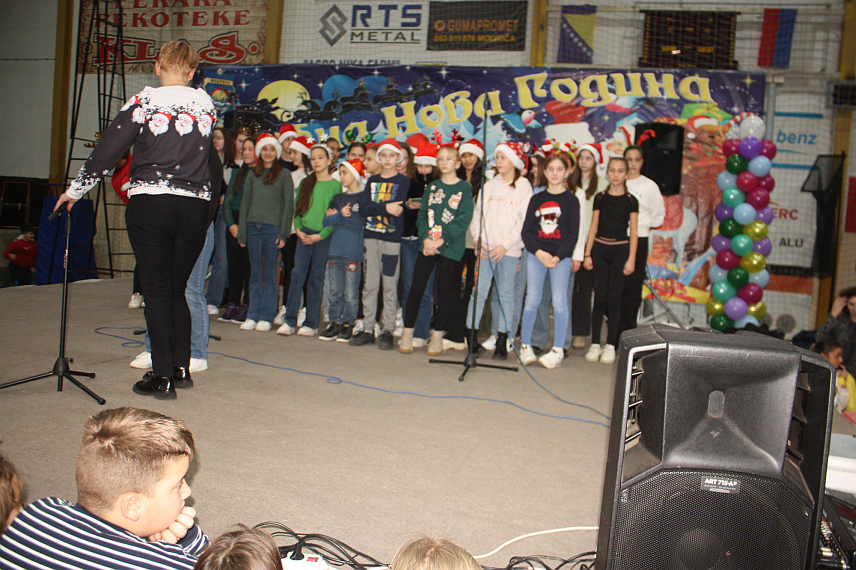 МОДРИЧА, 28. ДЕЦЕМБРА /СРНА/ - Модрички малишани вечерас су у Културно-спортском центру уз музику и плес прославили дечију Нову годину.