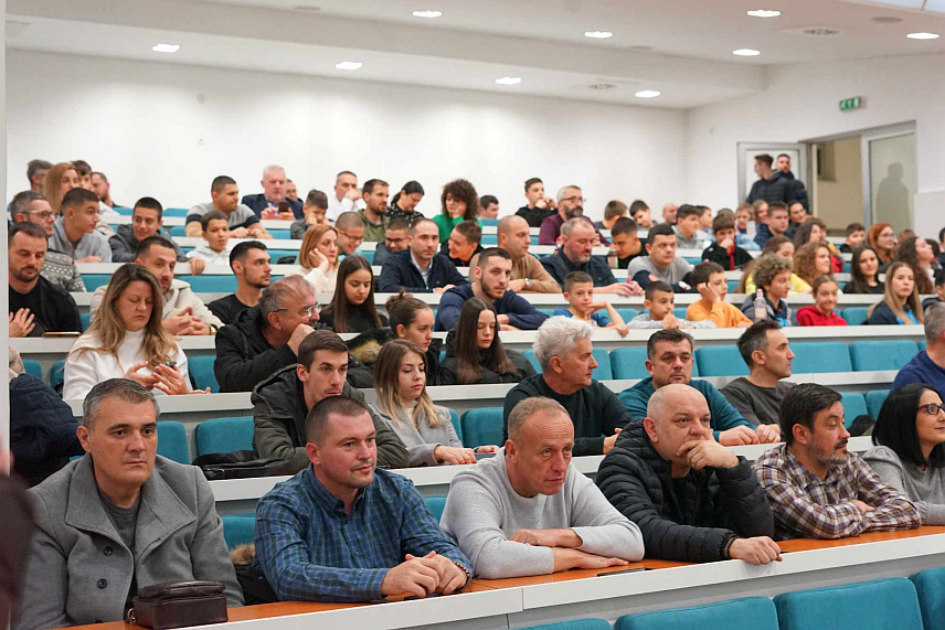 НОВИ ГРАД, 28. ДЕЦЕМБРА /СРНА/ - У Новом Граду вечерас је одржана свечана академија поводом пола вијека Кошаркашког клуба /КК/ "Слобода 73".