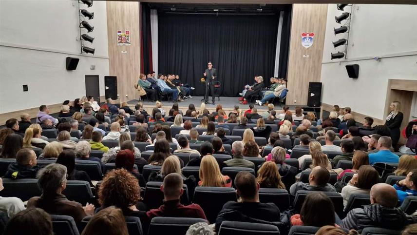 ПАЛЕ, 28. ДЕЦЕМБРА /СРНА/ - Глумац Бранко Ђурић Ђуро одиграо је вечерас на Палама ауторску представу "Ђурологија", која је до сада оборила све рекорде гледаности у региону.