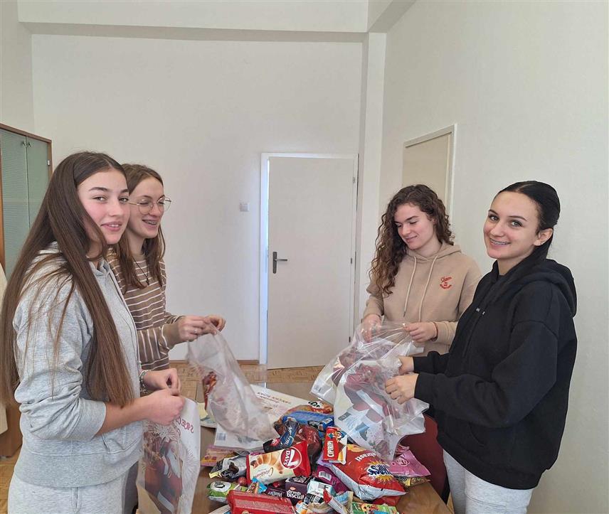 МРКОЊИЋ ГРАД, 28. ДЕЦЕМБРА /СРНА/ - Ученици Гимназије и Средњошколског центра из Мркоњић Града су и ове године спровели хуманитарну акцију "Један слаткиш - једно дијете", у оквиру које су обезбиједили 30 празничних пакетића за најмлађе суграђане.