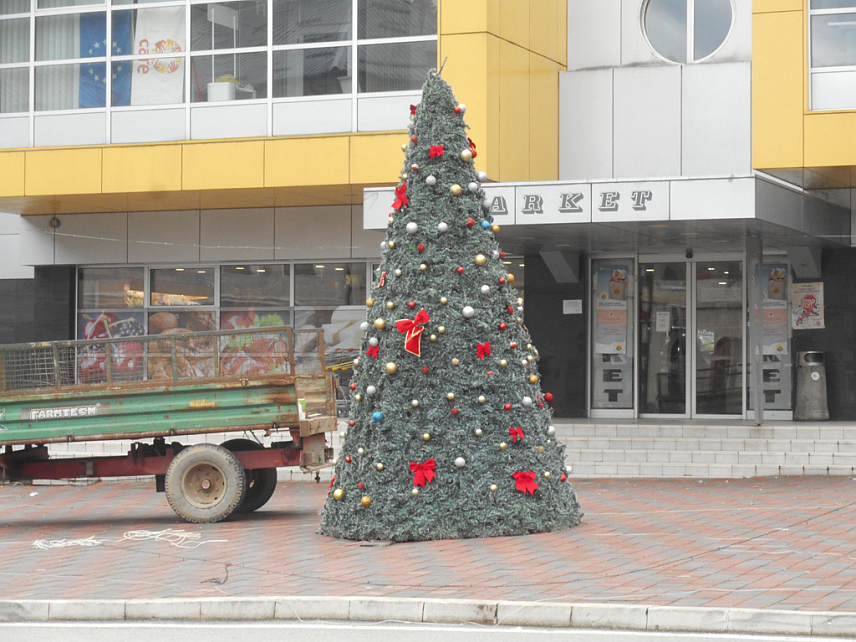 БРАТУНАЦ/СРЕБРЕНИЦА, 29. ДЕЦЕМБРА /СРНА/ - За разлику од Братунца, гдје је изузетно живо и гужва је у саобраћају и продајним објектима, у Сребреници се не дешава ништа.