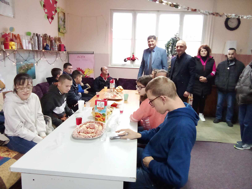 НОВИ ГРАД, 29. ДЕЦЕМБРА /СРНА/ - Начелник општине Нови Град Мирослав Дрљача уручио је данас 33 новогодишња пакетића члановима Удружења дјеце и омладине са посебним потребама и њихових родитеља "Искра".