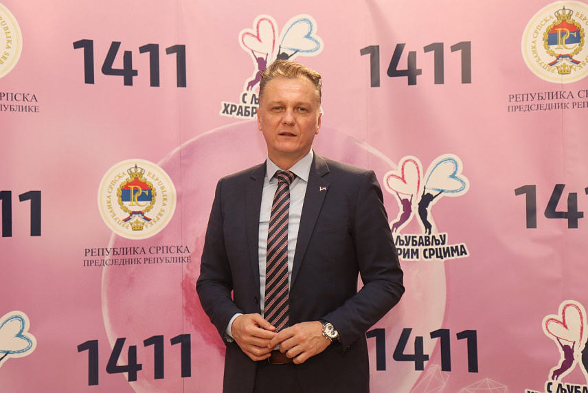 БАЊАЛУКА, 29. ДЕЦЕМБРА /СРНА/ - Вршилац дужности директора Инвестиционо-развојне банке /ИРБ/ Републике Српске Дражен Врховац и ове године подржао је акцију „С љубављу храбрим срцима“ у износу од 10.000 КМ.