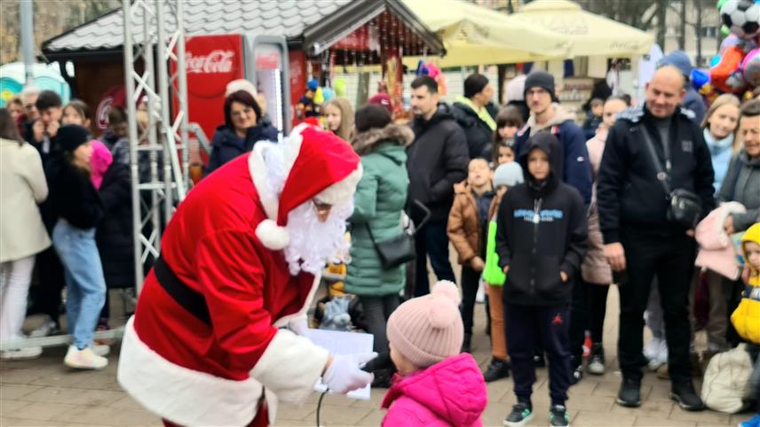 ДОБОЈ, 29. ДЕЦЕМБРА /СРНА/ - У Добоју је данас прослављена дјечија Нова година, забавним садржајима за најмлађе суграђане.