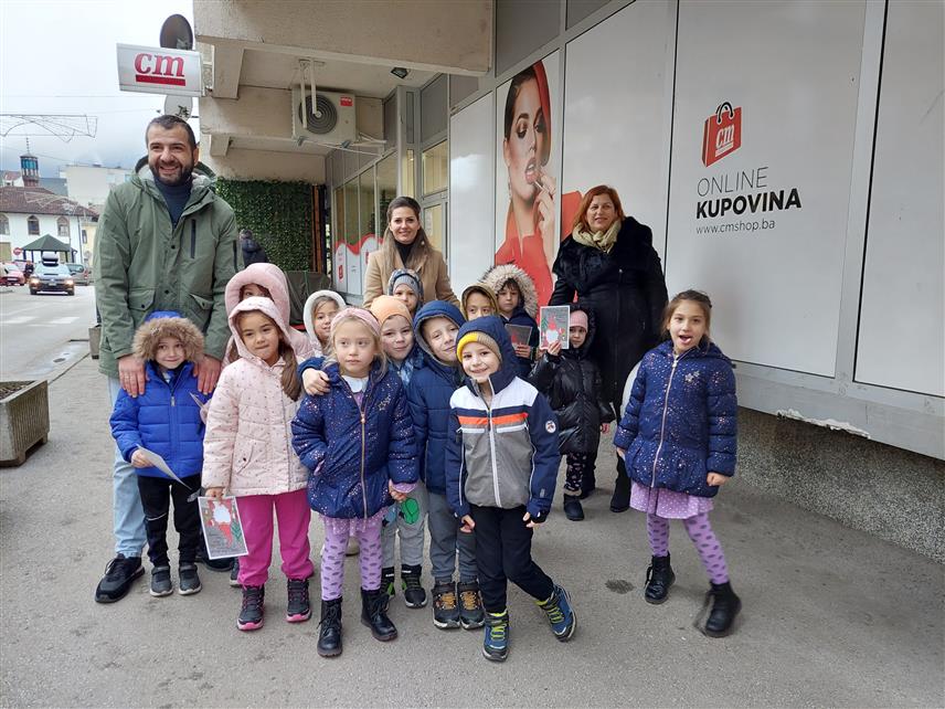 ВИШЕГРАД, 29. ДЕЦЕМБРА /СРНА/ - Малишани из вртића "Невен" у Вишеграду израдили су са својим васпитачима уникатне честитке поводом предстојећих празника и послали их на адресе пријатеља ове васпитно-образовне установе, а данас су 100 честитки даровали суграђанима, случајним пролазницима.