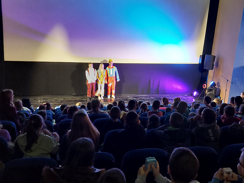 ВИШЕГРАД, 29. ДЕЦЕМБРА /СРНА/ - У биоскопу "Доли Бел" у Андрићграду данас је извођењем представе "Палата смијеха" завршена манифестација "Зимски дани Вишеграда", која је ове године имала хуманитарни карактер, а на новогодишњем базару прикупљено је око 400 КМ које ће бити усмјерено за лијечење младог Вишеграђанина Стефана Ђурића.