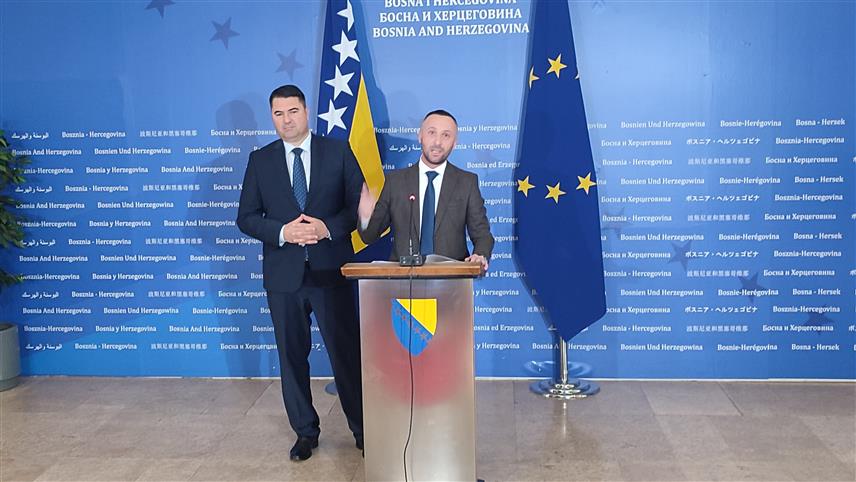 САРАЈЕВО, 29. ДЕЦЕМБРА /СРНА/ - Посланик СНСД-а у Представничком дому Парламентарне скупштине БиХ Милорад Којић и посланик СНСД-а у Представничком дому Мирослав Вујичић на конференцији за новинаре.