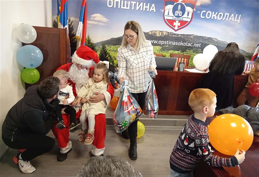 СОКОЛАЦ, 29. ДЕЦЕМБРА /СРНА/ - На Сокоцу је данас подијељено 400 новогодишњих пакетића, у организацији Општинске управе.