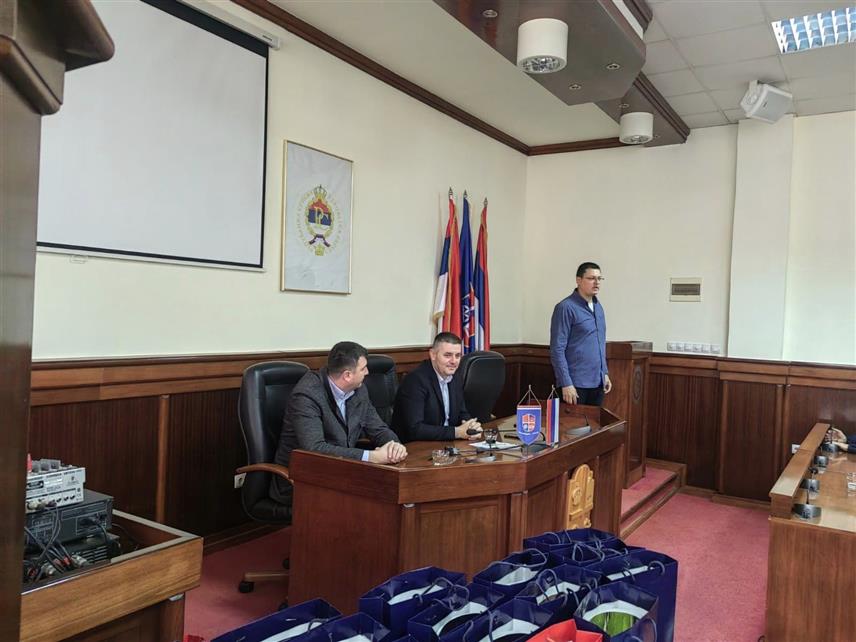 МРКОЊИЋ ГРАД, 29. ДЕЦЕМБРА /СРНА/- Синдикална организација општине Мркоњић Град уручила је данас пензионерима који су радни вијек провели у општинској управи по 100 КМ за новогодишње празнике.