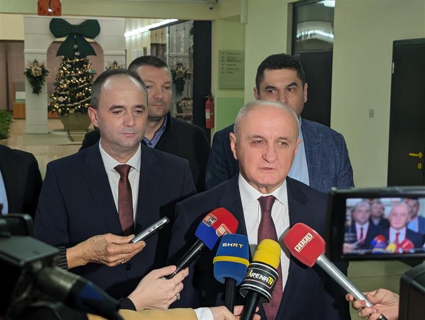 УГЉЕВИК, 29. ДЕЦЕМБРА /СРНА/ - Министар енергетике и рударства Републике Српске Петар Ђокић изјавa новинарима током посјете Руднику и термоелектрани "Угљевик".