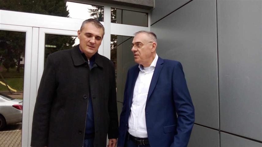 НОВИ ГРАД, 29. ДЕЦЕМБРА /СРНА/ - Предсједник Српске демократске странке /СДС/ Милан Миличевић са предсједником Општинског одбора СДС-а Младеном Шумаром.