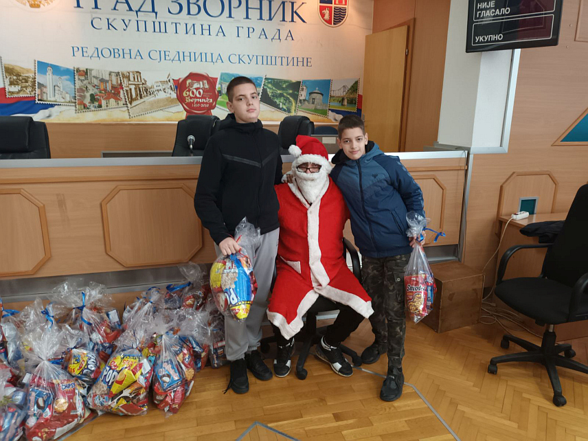 ЗВОРНИК, 29. ДЕЦЕМБРА /СРНА/ - Представници Градске организације ратних војних инвалида Зворник подијелили су данас новогодишње пакетиће за 42 дјеце који су купљени захваљујући помоћи Градске управе и зворничких предузећа.