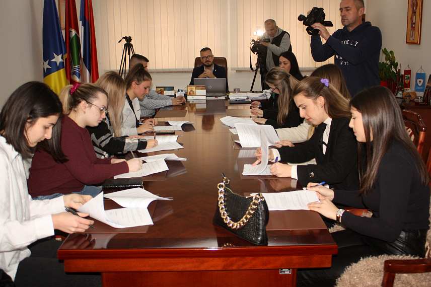 ВУКОСАВЉЕ, 29. ДЕЦЕМБРА /СРНА/ - Начелник општине Вукосавље Борислав Ракић потписао је данас уговоре о стипендирању са 11 студената са подручја ове општине који су остварили право на овај вид помоћи током студирања у Републици Српској, БиХ и иностранству.