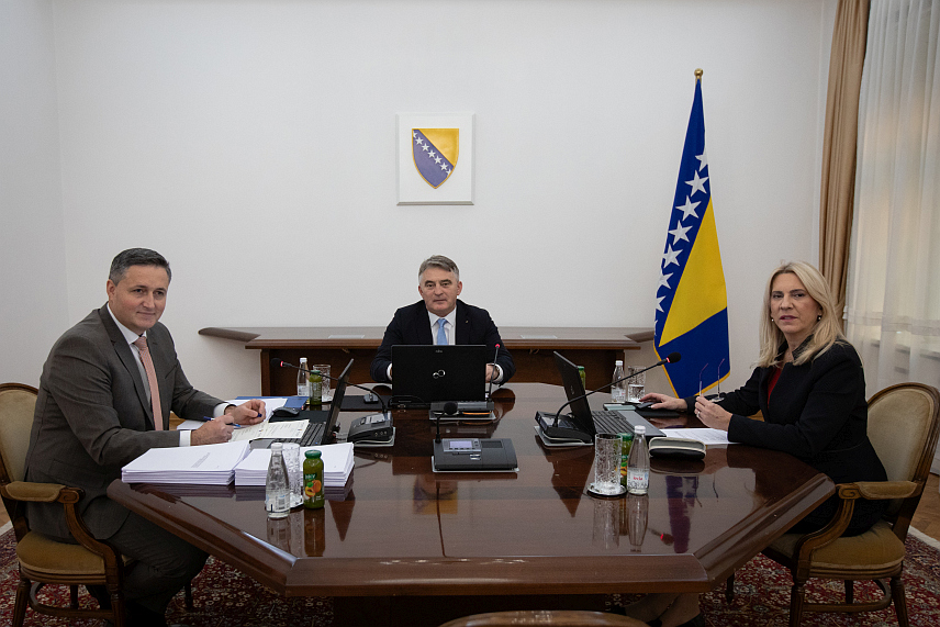 САРАЈЕВО, 29. ДЕЦЕМБРА /СРНА/ - Предсједништво БиХ ратификовало је данас Уговор о гранту између БиХ и Европске банке за обнову и развој који се односи на Коридор Пет це у Републици Српској - пројекат обилазница Добој - поддионица Руданка - Путниково Брдо.