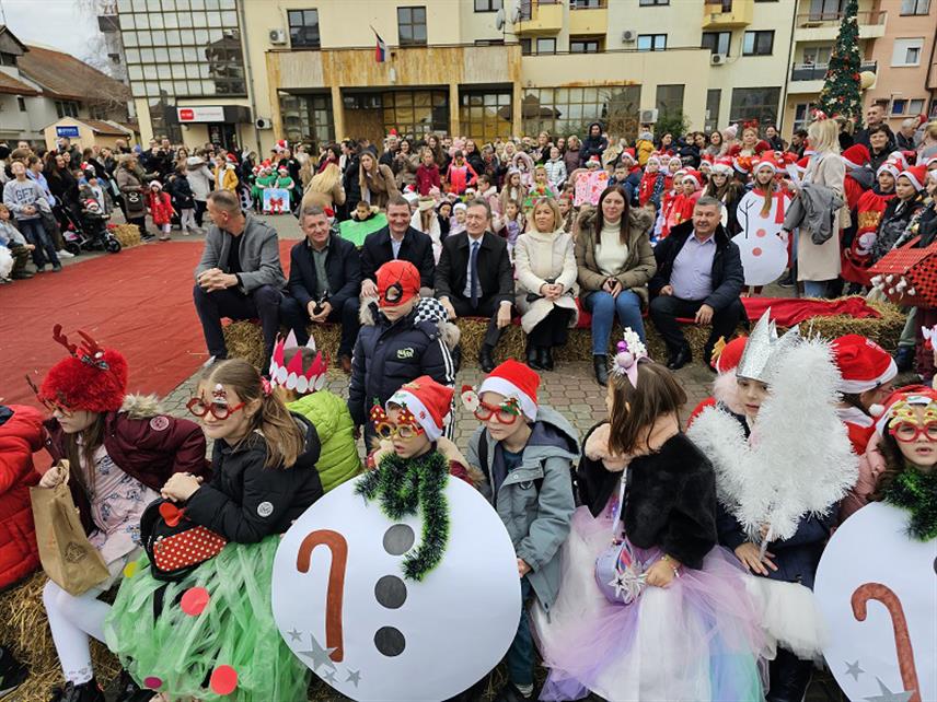 УГЉЕВИК, 29. ДЕЦЕМБРА /СРНА/ - На Карневалу "Празнична чаролија" у Угљевику вечерас су свој дјеци ове подмајевичке општине узраста до 10 година додијељени новогодишњи пакетићи које је финансирала локална управа.