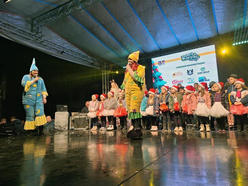 ШАМАЦ, 29. ДЕЦЕМБРА/СРНА/ - На градском тргу у Шамцу вечерас је традиционално прослављена дјечија Нова година и подијељено 400 пакетића које је обезбиједила општина.
