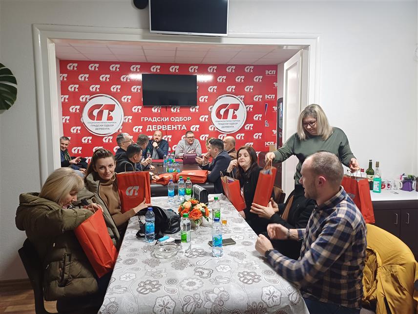 ДЕРВЕНТА, 29. ДЕЦЕМБРА /СРНА/ - Традиционални новогодишњи пријем за представнике медија и чланове Градског одбора Социјалистичке партије.