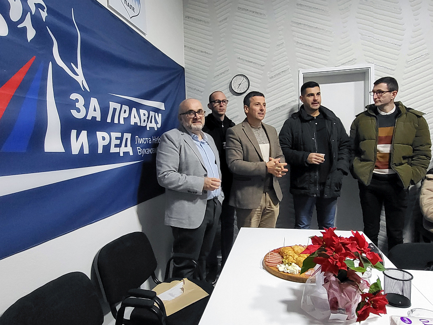 ПАЛЕ, 29. ДЕЦЕМБРА /СРНА/ - На Палама је вечерас отворена канцеларија Листе за правду и ред, а за повјереника је изабран Саша Кнежевић.