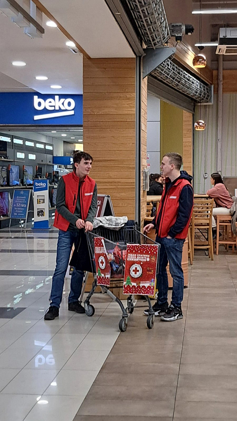 БИЈЕЉИНА, 29. ДЕЦЕМБРА / СРНА/ - Омладина Градске организације Црвеног крста Бијељина традиционално је организовала акцију прикупљања слаткиша за пакетиће под називом "Један слаткиш, једно дијете" у којој је прикупљен рекордан број слаткиша и направљено око 1.000 пакетића.