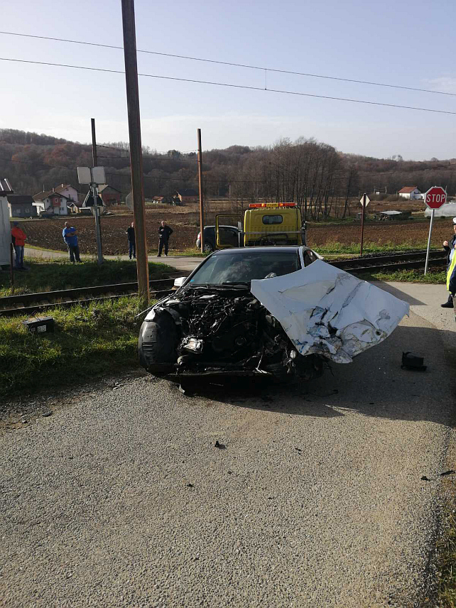 ДОБОЈ, 2. ДЕЦЕМБРА /СРНА/ - Путнички воз Жељезница Републике Српске ударио је путничко возило на прелазу "Остружња Горња" у Станарима.