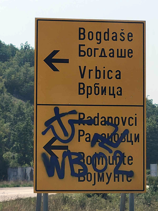 ЛИВНО, 2. ДЕЦЕМБРА /СРНА/ - Прецртавање графитима ћириличних назива насељених мјеста у Федерацији БиХ честа је појава коју из Јавног предузећа "Цесте ФБиХ" редовно пријављују, али полиција, како кажу, до сада није открила ниједног починиоца.