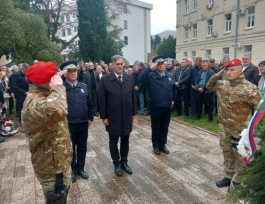 TРЕБИЊЕ, 2. ДЕЦЕМБРА /СРНА/ - Патриотизам је најзначајнија улога припадника Министарства унутрашњих послова /МУП/ Републике Српске и вођени тиме стали су на браник отаџбине и заштитили српски народ, истакнуто је данас у Tребињу гдје је обиљежена 31 година од формирања Tрећег одреда Специјалне бригаде полиције Републике Српске.