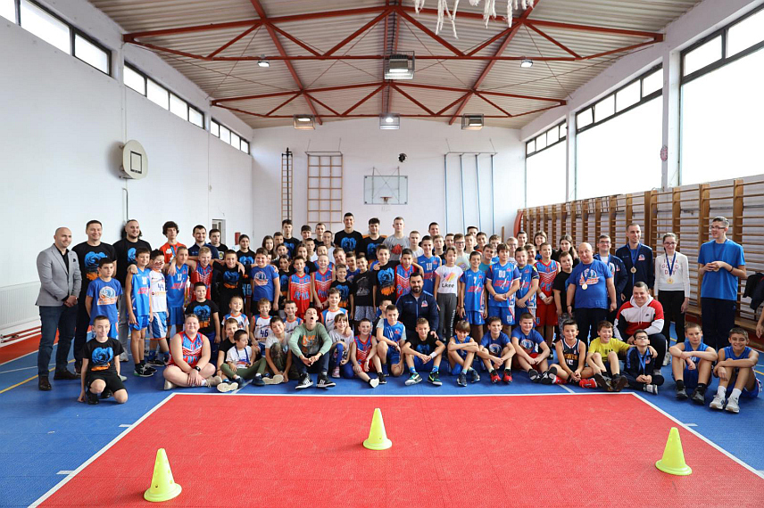 БИЈЕЉИНА, 2. ДЕЦЕМБРА /СРНА/ - Кошаркашки клуб "Феникс баскет" из Бијељине данас је обиљежио 10 година од оснивања хуманитарним такмичењем у шутирању, у које су била укључена и дјеца са потешкоћама у развоју која бесплатно тренирају у Клубу.