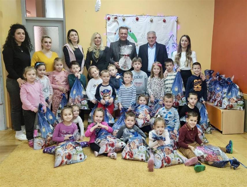 БАЊАЛУКА, 30. ДЕЦЕМБРА /СРНА/ - Посланик у Народној скупштини Републике Српске Дражен Врховац обрадовао је многе малишане новогодишњим пакетићима на подручју Приједора, гдје је посјетио и осмочлану породицу Станковић из села Расавци.