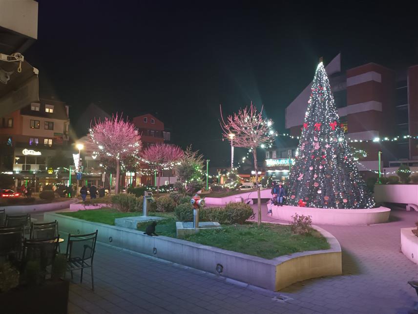 ЗВОРНИК, 30. ДЕЦЕМБРА /СРНА/ - Окићене улице Зворника.